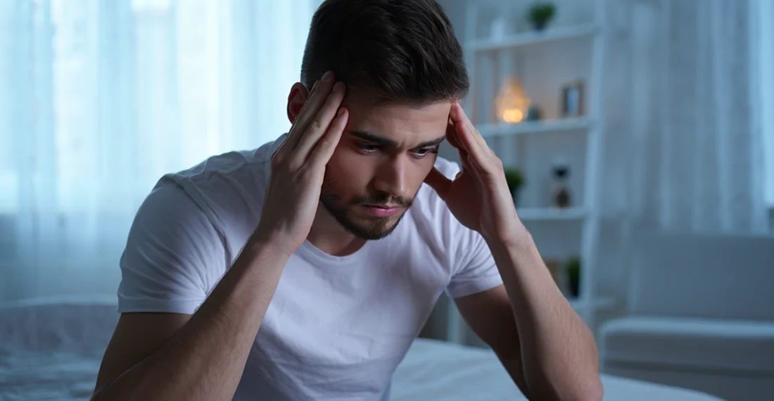 Мужчина держится за голову